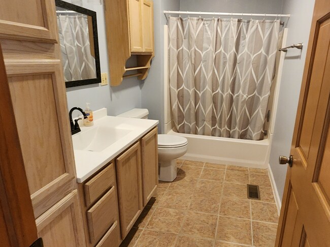 Building Photo - 1224 Woodlawn Dr