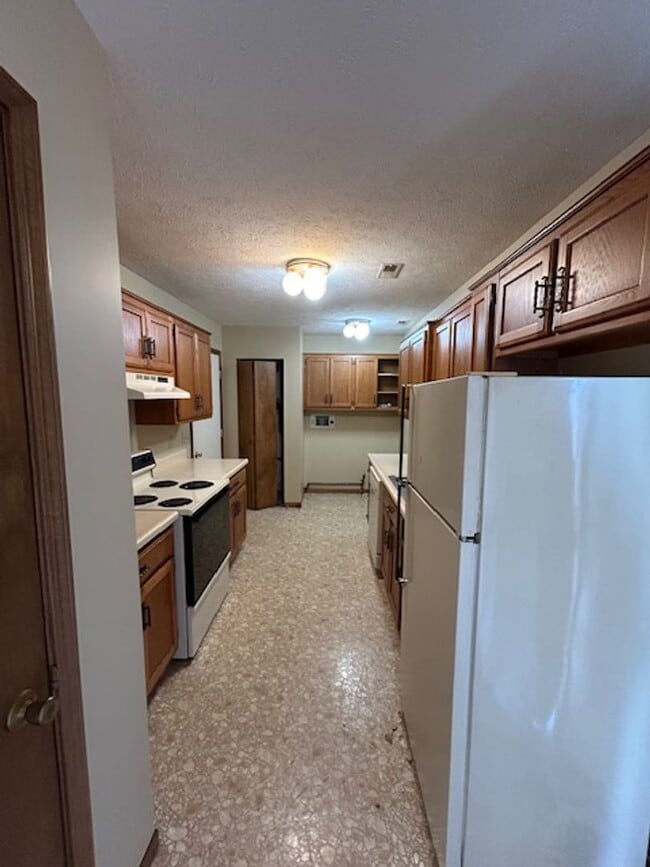 Building Photo - New Listing in Albion, Indiana!