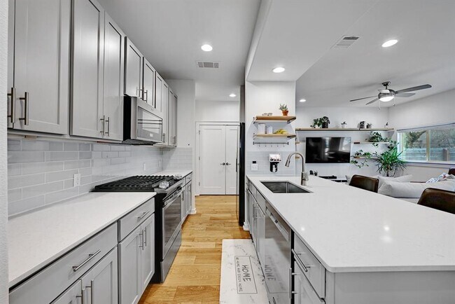 Building Photo - 6800 Menchaca Rd