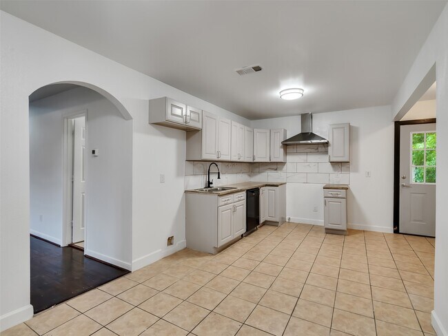 Building Photo - 4930 Holloway Dr