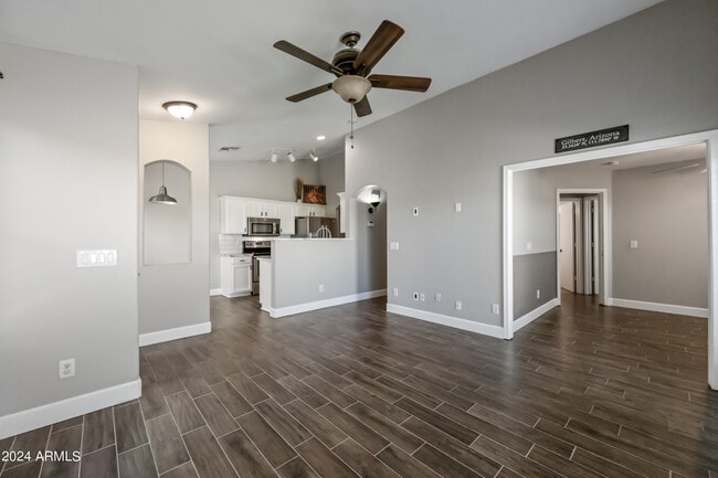 Building Photo - 2075 S Peppertree Dr