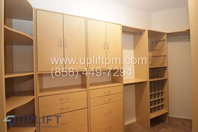 Building Photo - 4 Bed 2.5 Bath Townhouse in Oceanside AVAILABLE NOW!