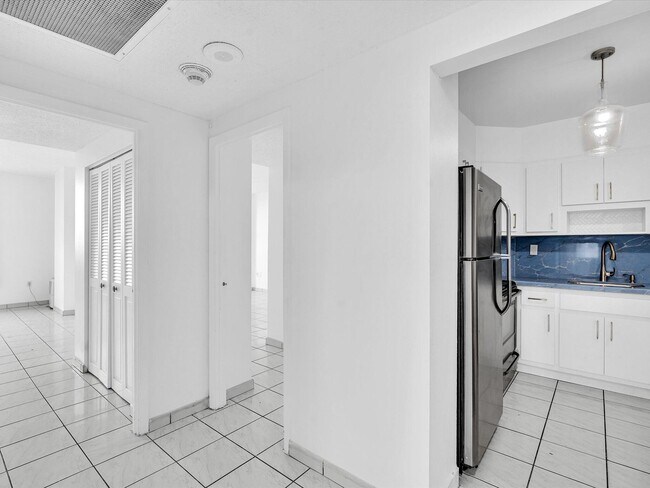 Building Photo - 500 Bayview Dr