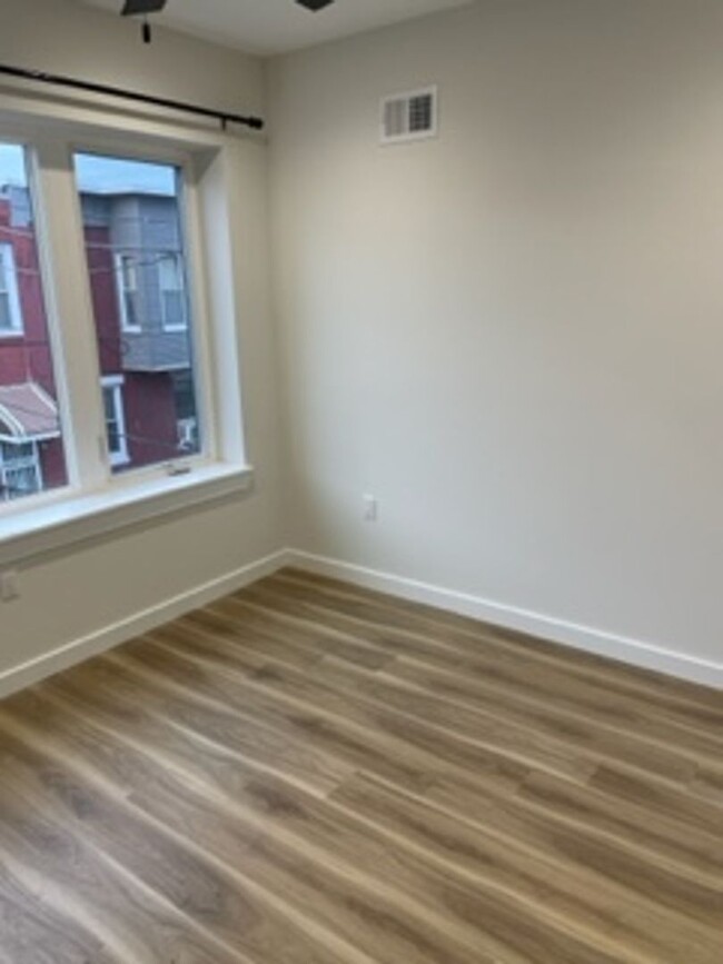 Building Photo - Point Breeze Beauty! 3 bedroom 3 bath redo...