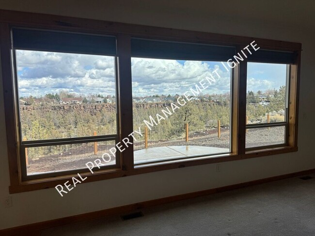 Building Photo - 3 Bedroom Home with Office-Huge Canyon Views