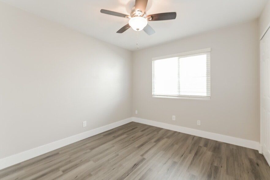Building Photo - 305 Vallarte Dr