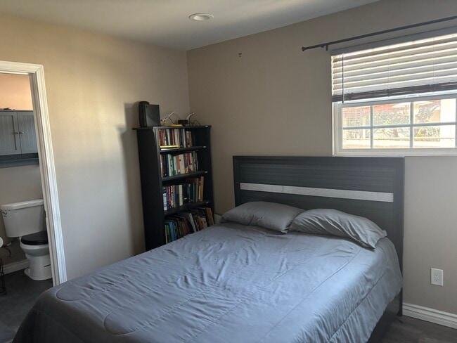 Building Photo - 213 S Ventura Pl