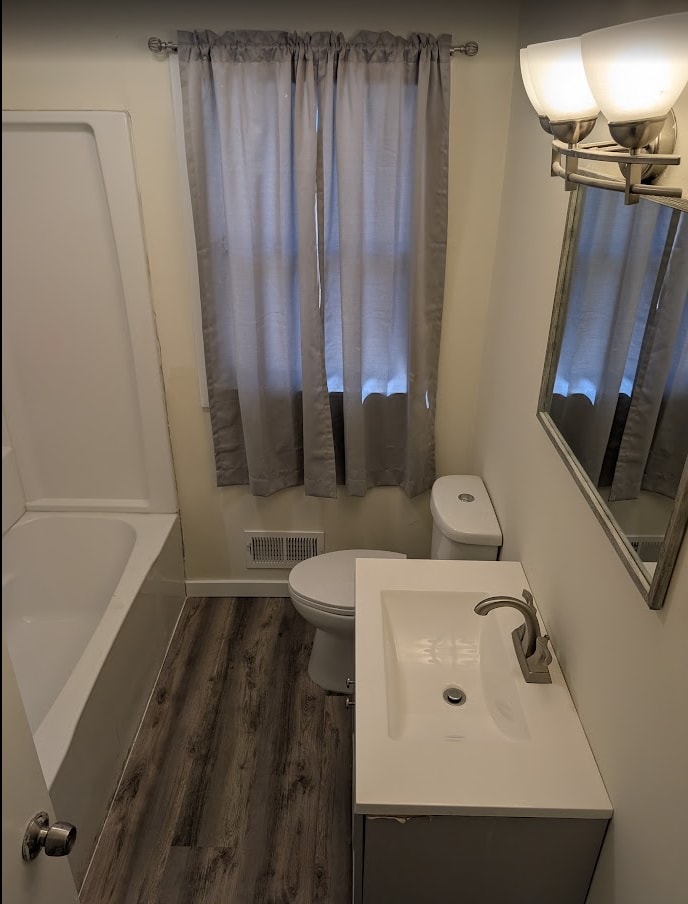 Bathroom #1 - Main Floor - 9936 11th Ave S