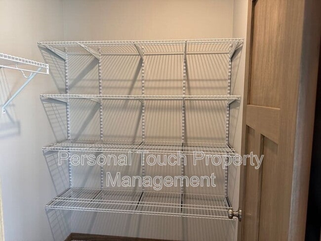 Building Photo - 7352 Eagle Point Dr S