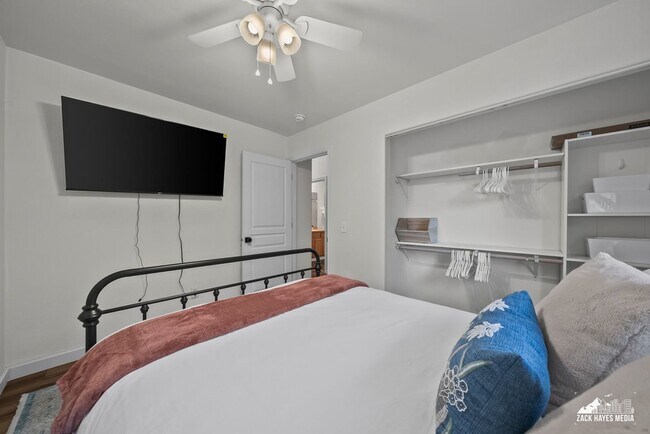 Building Photo - Townhouse — Beautiful 3-Bed / 2-Bath, 2-St...