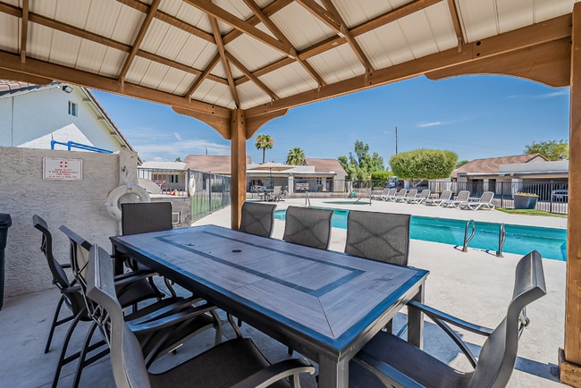 Building Photo - Beautifully remodeled 3bed/2ba Townhome - Ask about our Move-in Specials