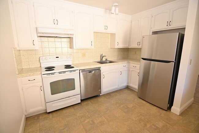 Building Photo - 639 Bolton Ct