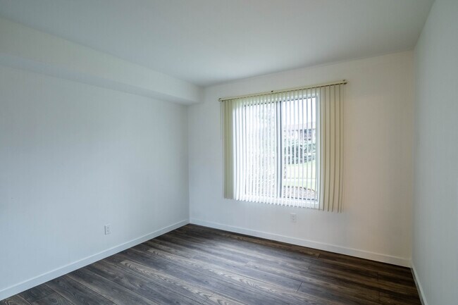 Building Photo - 800 Brook Dr