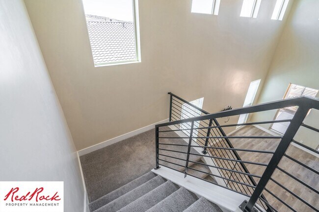 Building Photo - Stunning 4 Bedroom Home. Dog friendly!