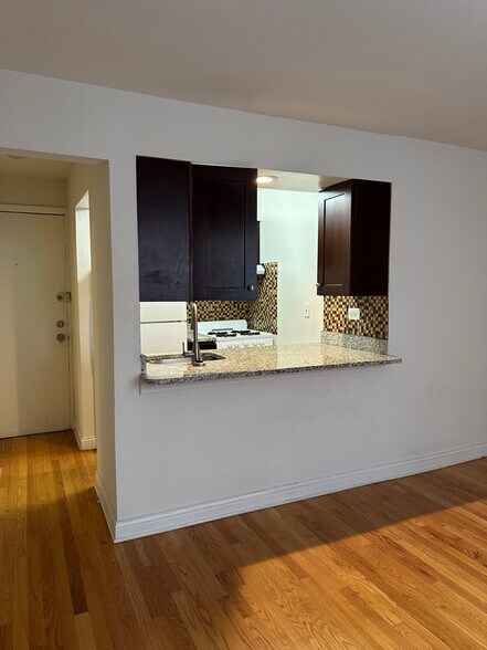 Building Photo - 3710 N Pine Grove Ave