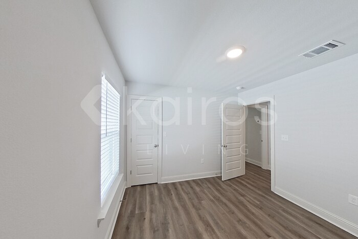 Building Photo - 8025 Hendrick Dr