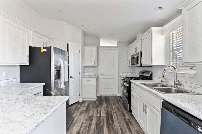 Building Photo - 60661 Chalet Dr