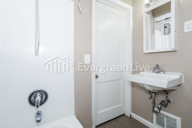 Building Photo - 2264 Rosedale Ave