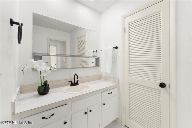 Building Photo - 8140 Sutton Pl N