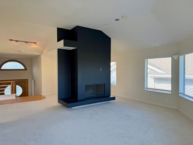 Building Photo - $4,390 / 3 BR - HILLTOP HOME WITH STUNNING BAY & BRIDGE VIEW IN HAYWARD!