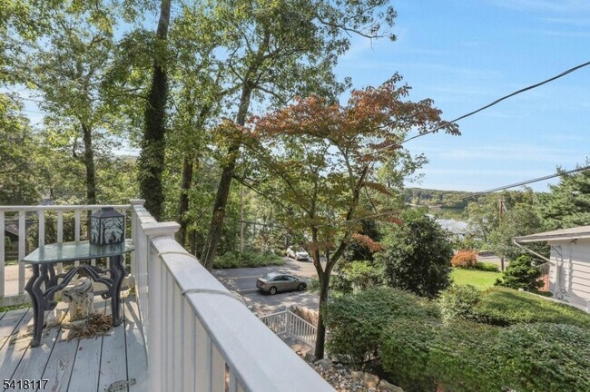 Building Photo - 336 Lakeview Ave