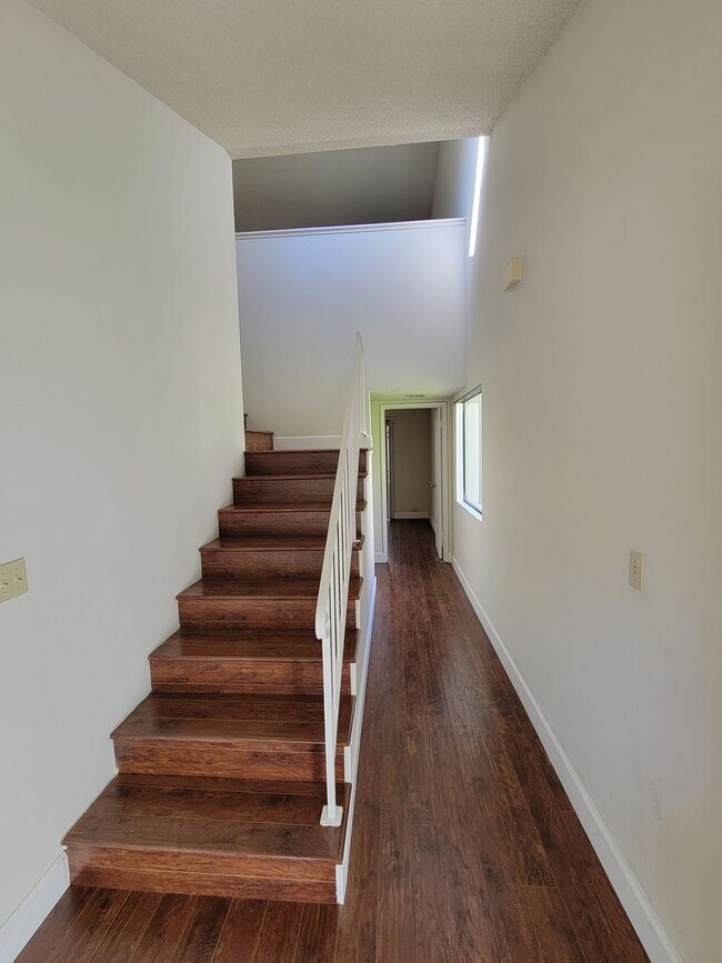 Building Photo - 3-bedroom 2 bath Townhouse in Sun Rise Ridge