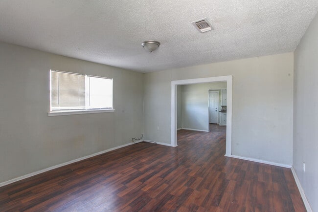 Building Photo - 701 E 14th St