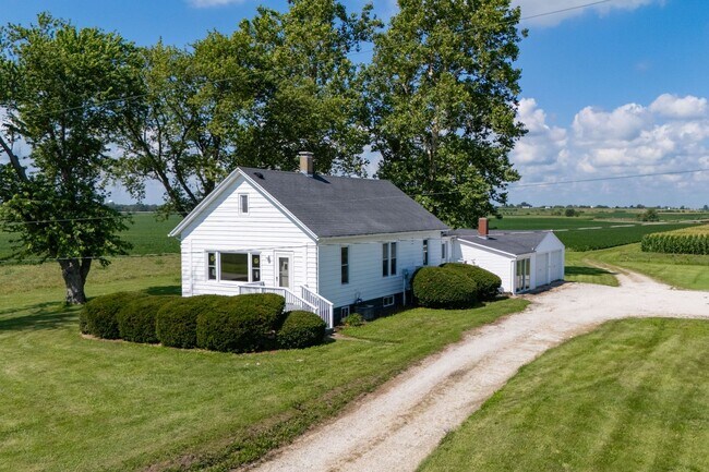 Building Photo - 3 Bedroom, 1 Bathroom Rural Home for Rent – Farmer City, IL