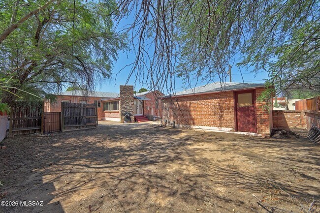 Building Photo - 1202 N Tucson Blvd