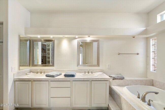 Building Photo - 10060 E Emerald Dr