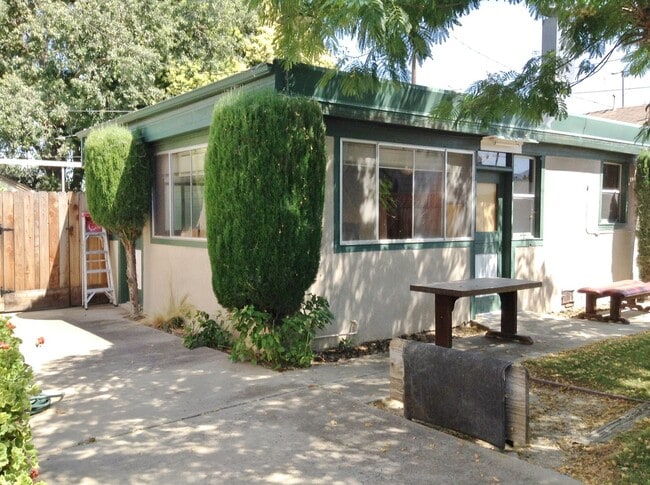 Building Photo - Lovely 3 Bedroom 2 Bath Single Story in Hollister