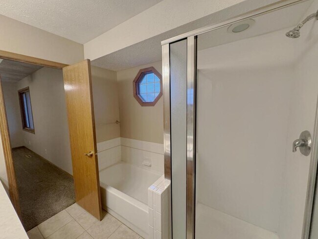 Building Photo - 2107 Queen Dr