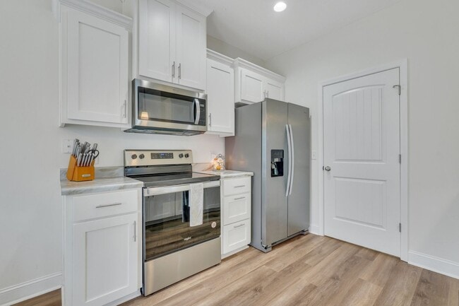 Building Photo - AVAILABLE NOVEMBER (PET FRIENDLY)