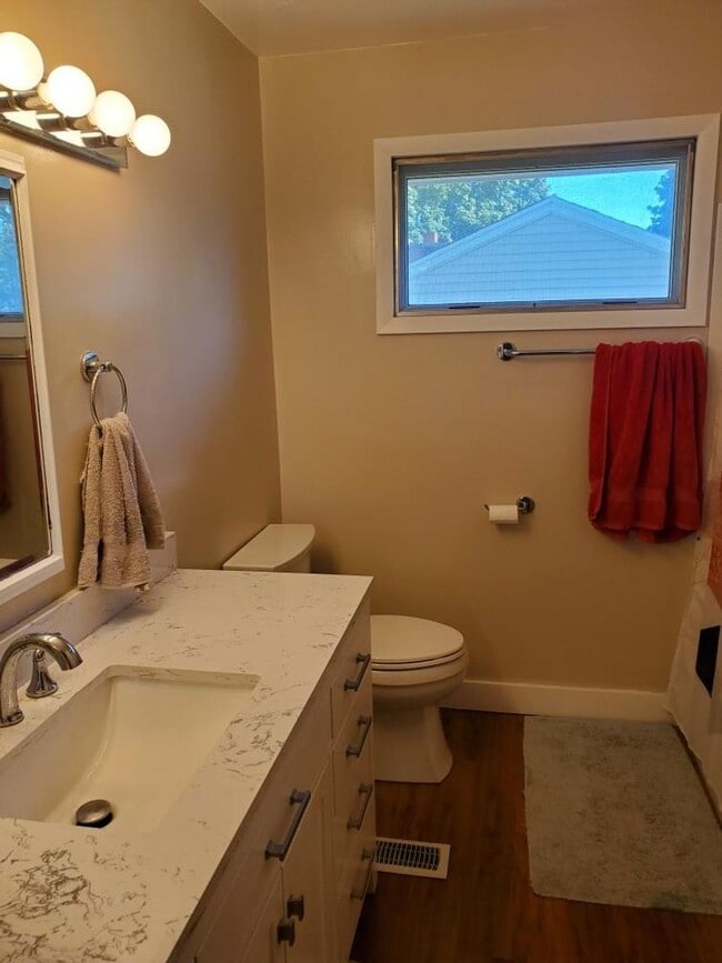 Building Photo - 2 Bedroom Single Family Home, Fall Move In!
