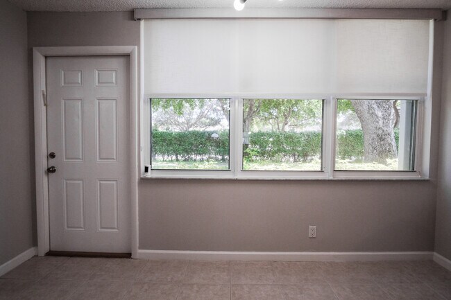 Building Photo - 2940 SW 22nd Ave