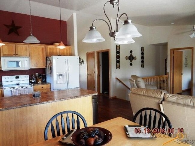Building Photo - SPACIOUS | 3 BEDROOM | TOWNHOME | LOCATED ...
