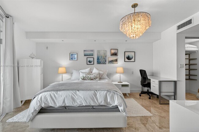 Building Photo - 9821 E Bay Harbor Dr