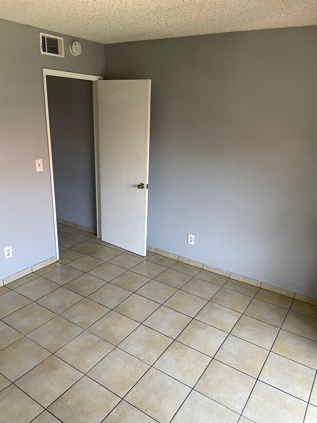 Building Photo - 9238 Citrus Ave