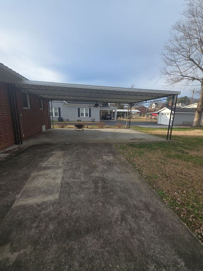 Building Photo - 3-Bedroom Home with Fireplace and Covered Patio in Sparta