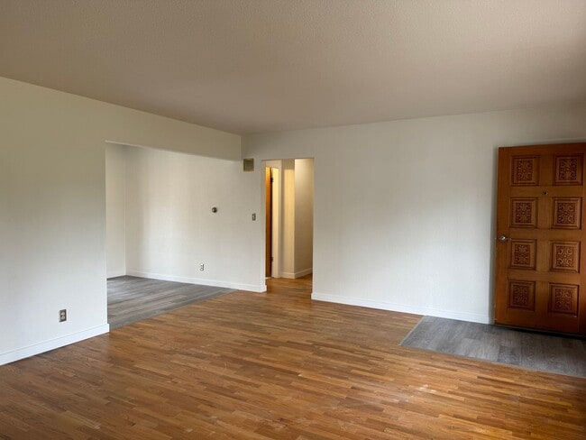 Building Photo - Beautiful 3 bedroom 1.5 bath house with a huge yard!