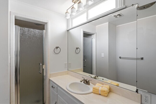 Building Photo - Single-story 3+2.5 in Woodland Hills w/app...