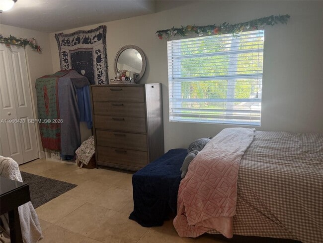 Building Photo - 5116 SW 57th Ave