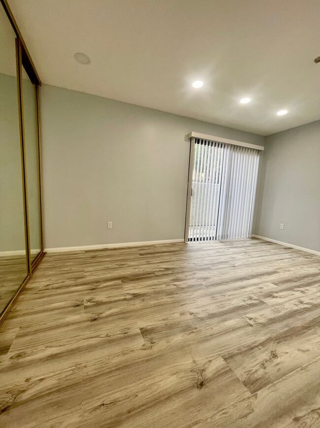 Building Photo - Del Mar Heights 1 br condo