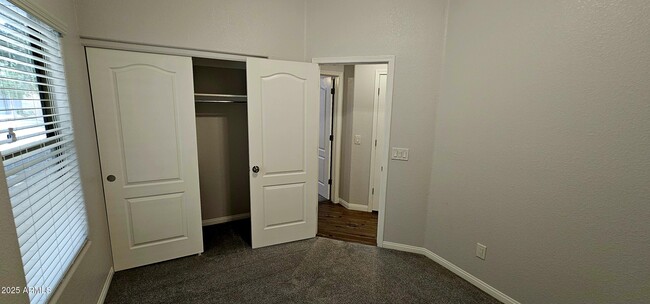 Building Photo - 841 E Lovegrass Dr