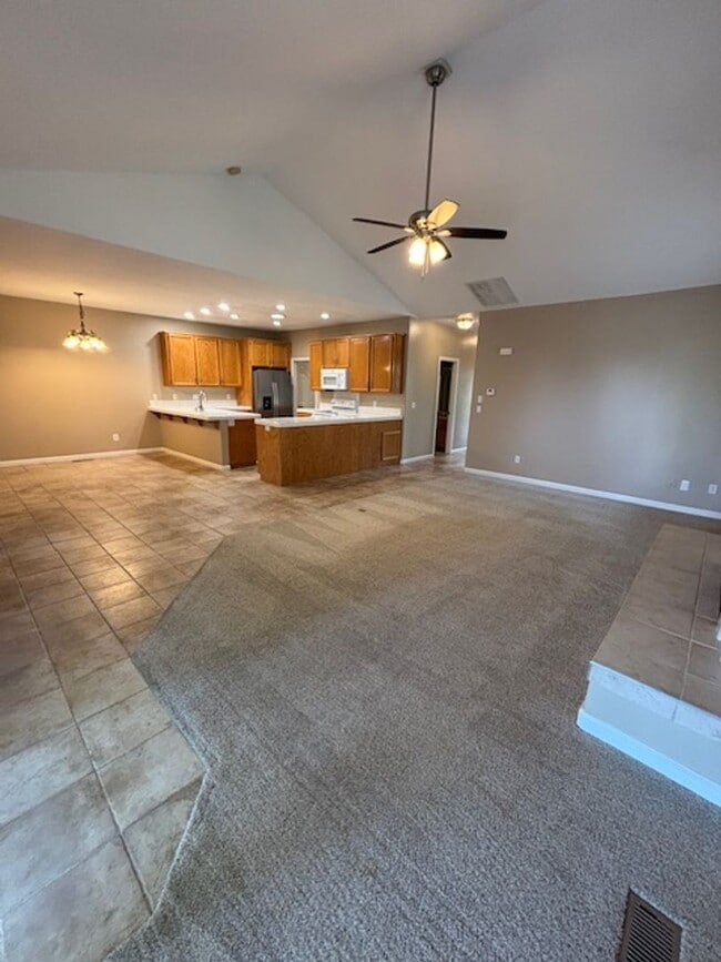 Building Photo - Three bed, two bath unit conveniently located off of Bell Road!