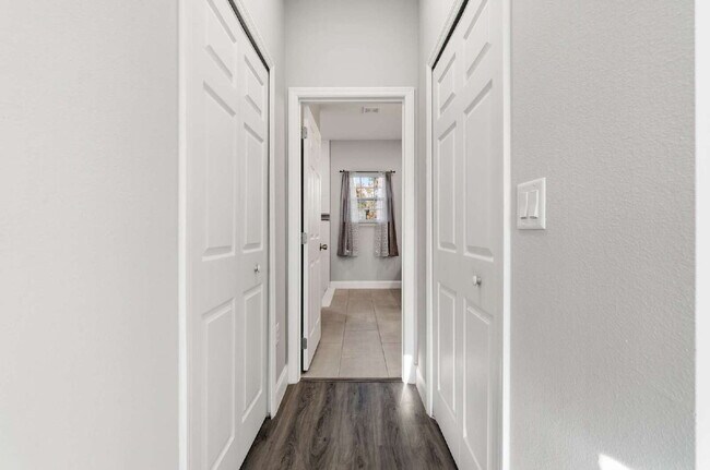 Building Photo - Nearly New 4BR Home Available Now in SW Ocala