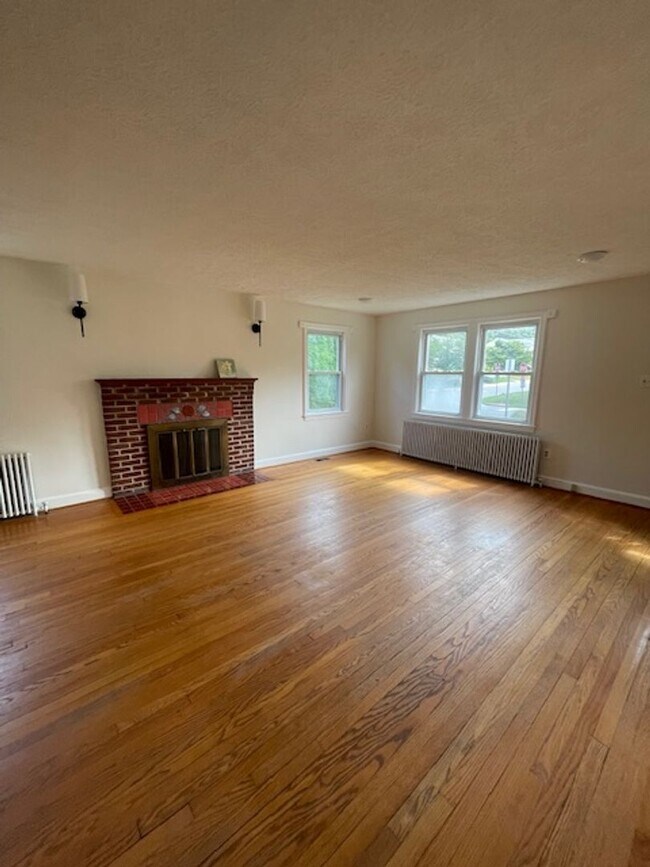 Building Photo - CHARMING BRICK COLONIAL HOME IN ROCKVILLE, CLOSE TO METRO AND ROCKVILLE TOWN CENTER