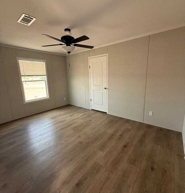 Building Photo - 10 River Rd