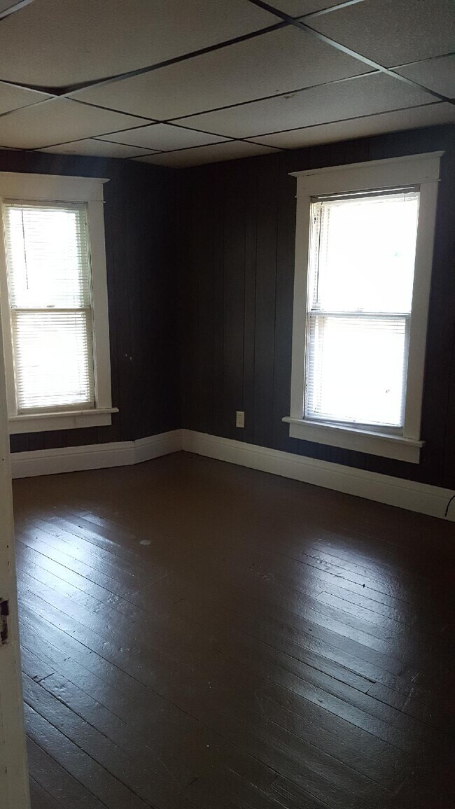 Building Photo - 1122 Wellington St