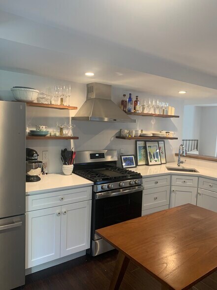 Building Photo - 17 Parker St